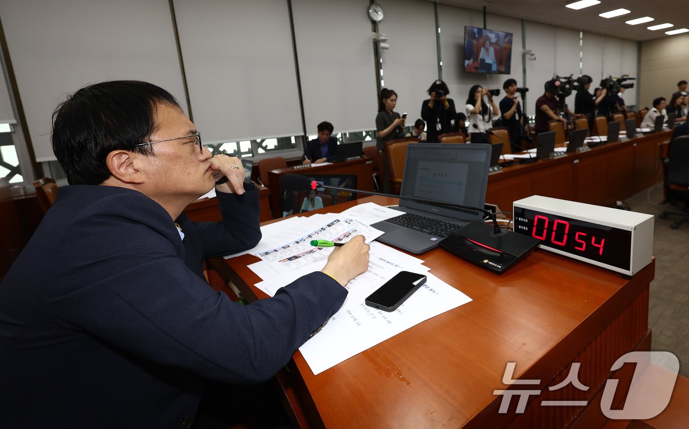 본문 이미지 - 박주민 국회 보건복지위원회 위원장이 19일 오전 서울 여의도 국회에서 국민의힘 위원들이 불참한 가운데 열린 보건복지위원회 2차 전체회의에서 생각에 잠겨 있다. 2024.6.19/뉴스1 ⓒ News1 김민지 기자