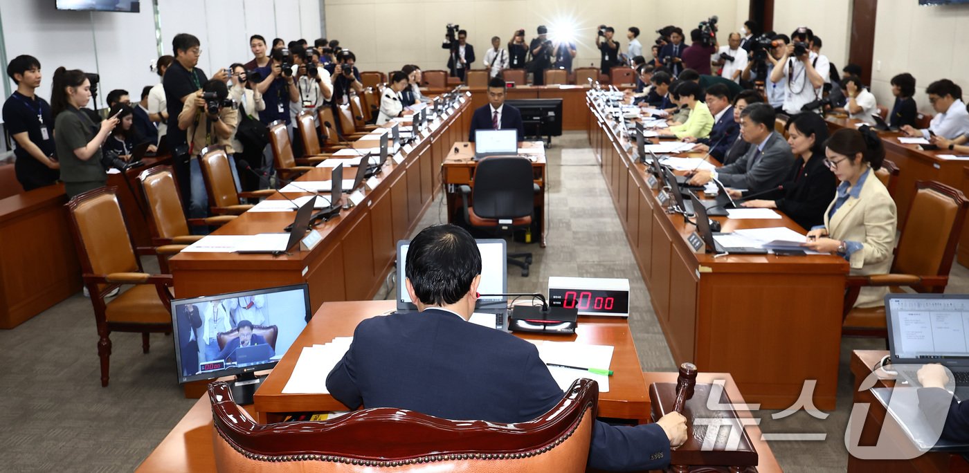 본문 이미지 - 박주민 국회 보건복지위원회 위원장이 19일 오전 서울 여의도 국회에서 국민의힘 위원들이 불참한 가운데 열린 보건복지위원회 2차 전체회의에서 의사봉을 두드리고 있다. 2024.6.19/뉴스1 ⓒ News1 김민지 기자