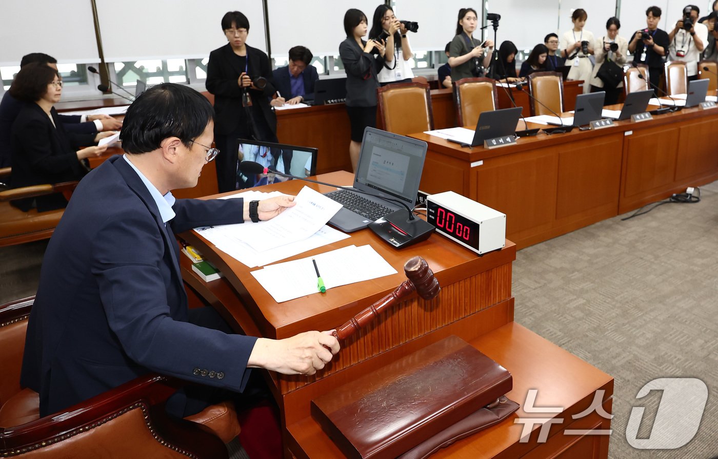 본문 이미지 - 박주민 국회 보건복지위원회 위원장이 19일 오전 서울 여의도 국회에서 국민의힘 위원들이 불참한 가운데 열린 보건복지위원회 2차 전체회의에서 의사봉을 두드리고 있다. 2024.6.19/뉴스1 ⓒ News1 김민지 기자