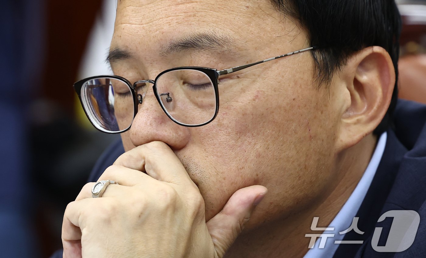 본문 이미지 - 박주민 국회 보건복지위원회 위원장이 19일 오전 서울 여의도 국회에서 국민의힘 위원들이 불참한 가운데 열린 보건복지위원회 2차 전체회의에서 생각에 잠겨 있다. 2024.6.19/뉴스1 ⓒ News1 김민지 기자
