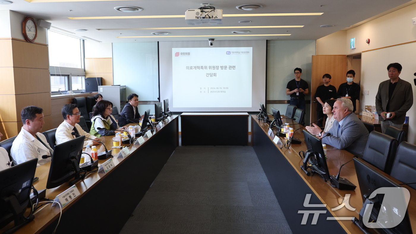 본문 이미지 - 인요한 국민의힘 의료개혁특위 위원장이 19일 서울 서초구 서울성모병원에서 윤승규 서울성모병원장을 비롯한 병원 관계자들과 간담회를 갖고 있다. 2024.6.19/뉴스1 ⓒ News1 박지혜 기자