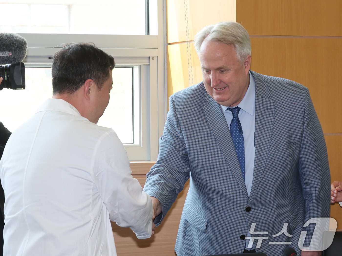 본문 이미지 - 인요한 국민의힘 의료개혁특위 위원장이 19일 서울 서초구 서울성모병원을 찾아 간담회에 앞서 홍상현 수술실장과 인사를 나누고 있다. 2024.6.19/뉴스1 ⓒ News1 박지혜 기자