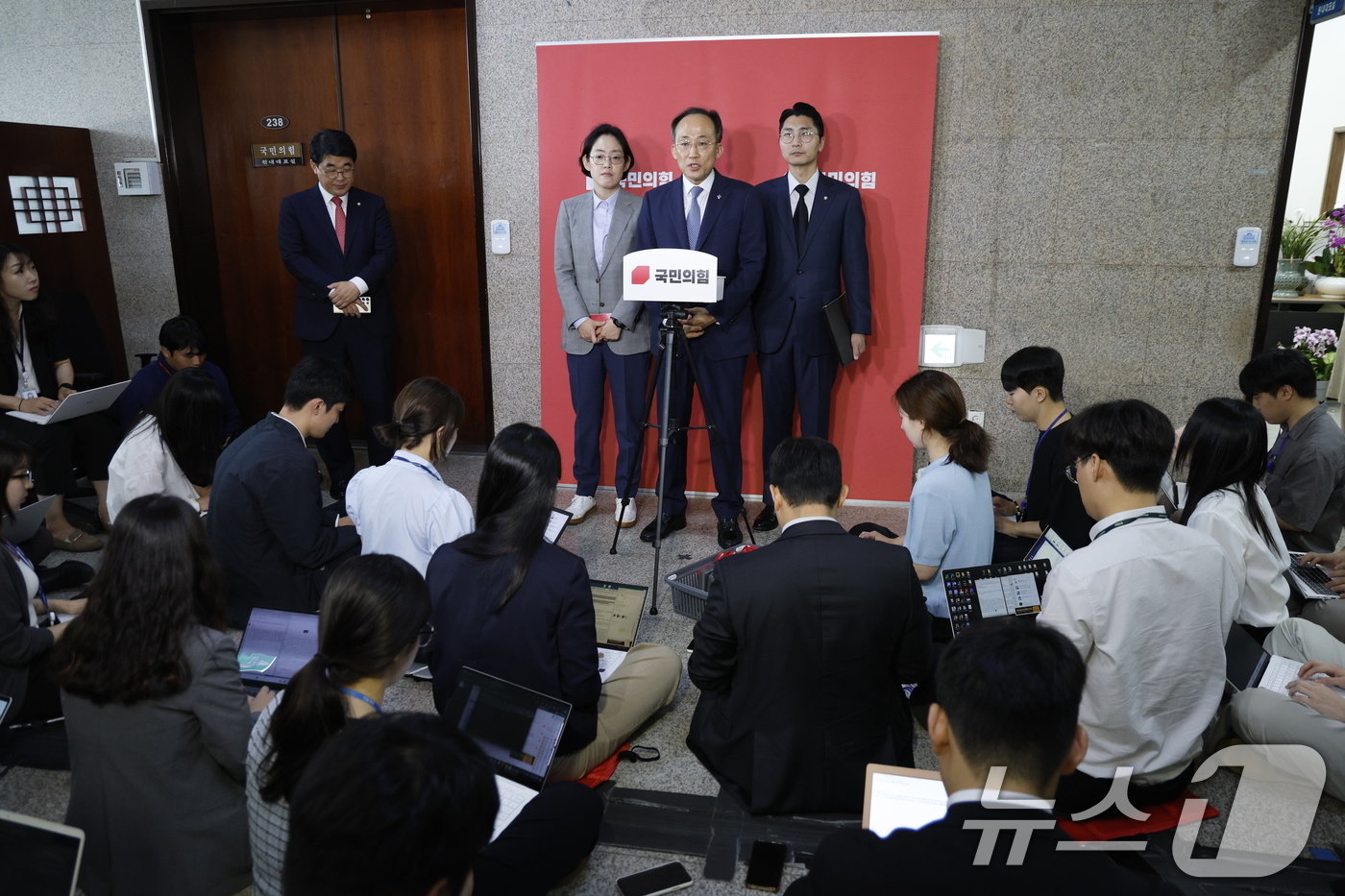 추경호 국민의힘 원내대표가 19일 서울 여의도 국회에서 원구성 관련 민주당을 향해 법사위, 운영위원장 임기를 1년씩 나눠서 하자는 제안을 하고 있다. 2024.6.19/뉴스1 ⓒ News1 안은나 기자