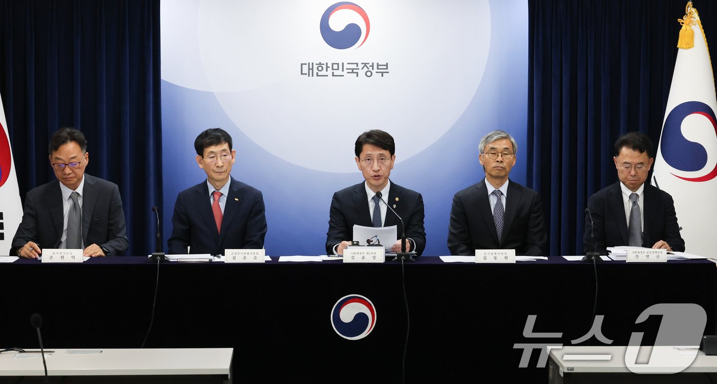 본문 이미지 - 김윤상 기획재정부 2차관이 19일 서울 종로구 정부서울청사에서 2023년도 공공기관 경영실적 평가 결과를 발표하고 있다. 왼쪽부터 손원익 감사평가단장, 김춘순 준정부기관평가단장, 김 2차관, 김동헌 공기업평가단장, 강영규 기재부 공공정책국장. 2024.6.19/뉴스1 ⓒ News1 허경 기자