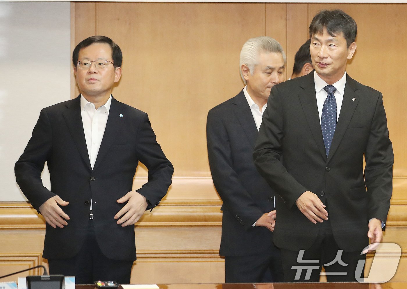 본문 이미지 - 이복현 금융감독원장(오른쪽)과 조병규 우리은행장이 19일 오전 서울 중구 은행연합회에서 열린 국내 은행장 간담회에 참석하고 있다. 2024.6.19/뉴스1 ⓒ News1 임세영 기자