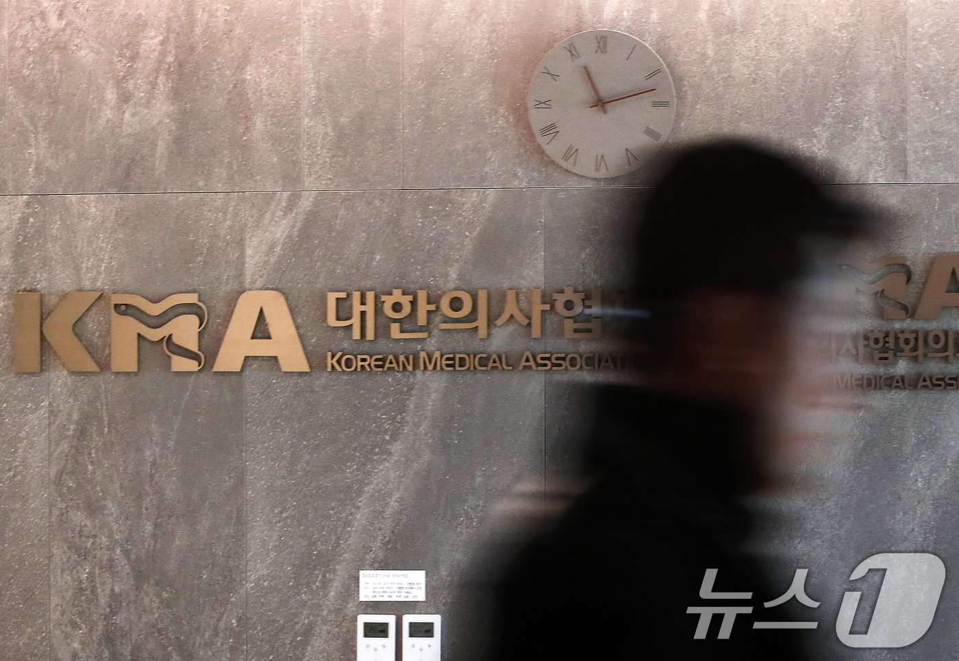 본문 이미지 - 공정거래위원회가 의대 증원에 반발하고 있는 대한의사협회의 총파업(집단 휴진) 관련 현장조사에 나선 19일 오전 서울 용산구 의협 로비에 정적이 감돌고 있다. 공정위 관계자는 "복지부 신고와 집단 휴진 진행 상황 등을 고려해 조사에 착수했다＂며 법 위반 여부에 대해 신속하게 검토하고, 법 위반 확인 시 엄정 대응하도록 하겠다＂고 말했다. 2024.6.19/뉴스1 ⓒ News1 오대일 기자