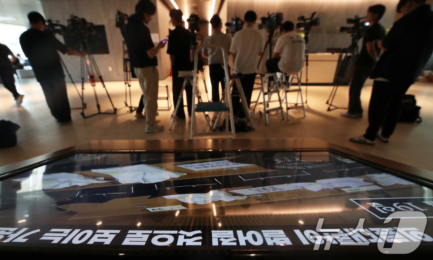 본문 이미지 - 공정거래위원회가 의대 증원에 반발하고 있는 대한의사협회의 총파업(집단 휴진) 관련 현장조사에 나선 19일 오전 서울 용산구 의협 로비에 정적이 감돌고 있다. 2024.6.19/뉴스1 ⓒ News1 오대일 기자