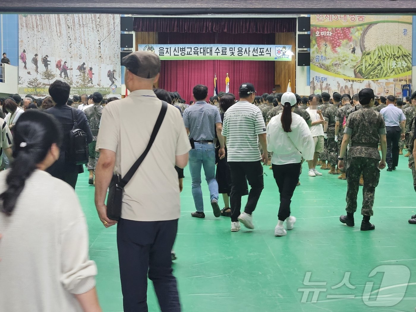 본문 이미지 - 육군 12사단에서 군기훈련 받다 쓰러져 숨진 훈련병 동료들의 수료식이 19일 오전 강원 인제군 인제읍 남북리 인제체육관에서 열렸다. 2024.6.19/뉴스1 ⓒ News1 한귀섭 기자