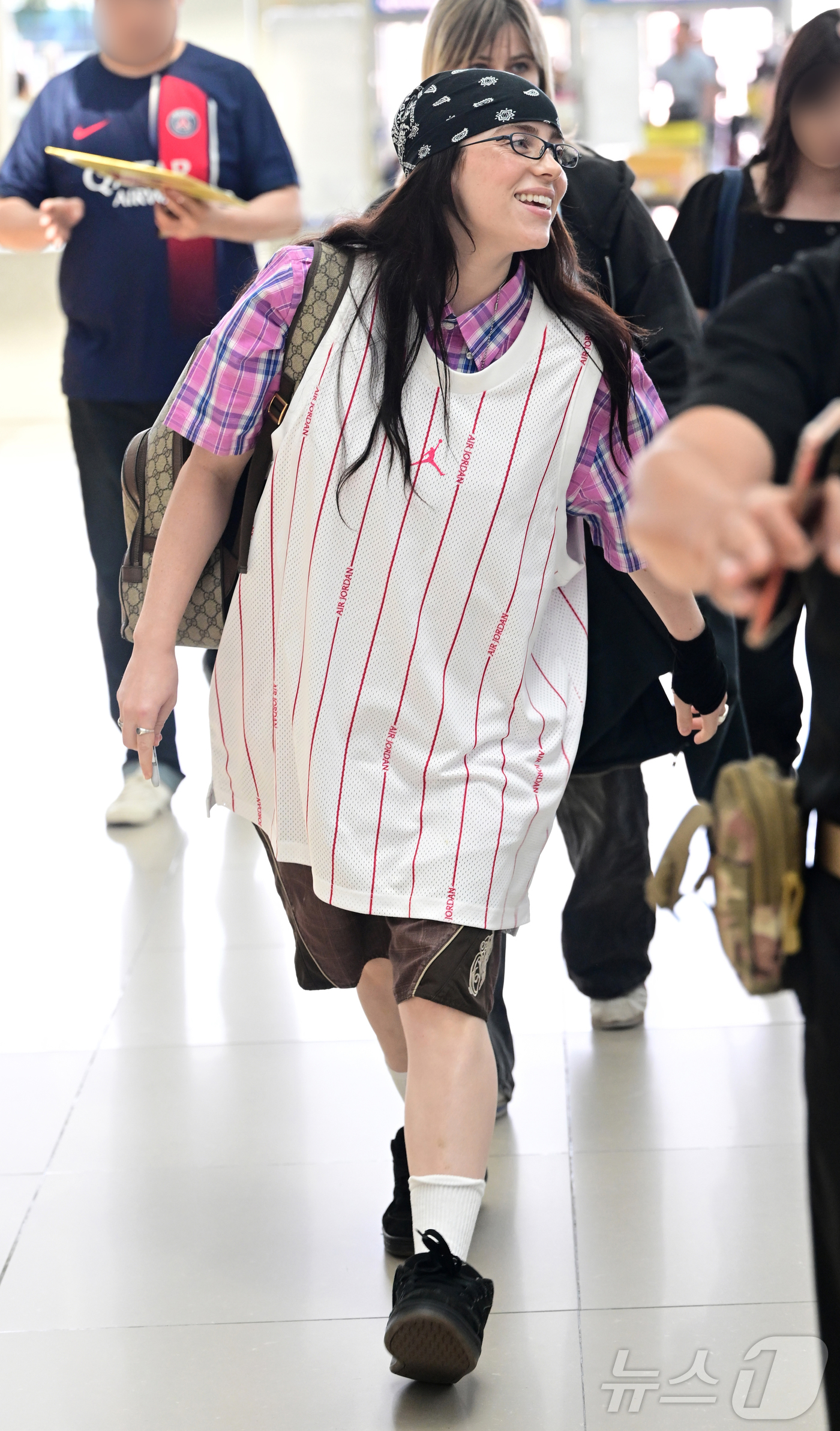 (인천공항=뉴스1) 권현진 기자 = 팝스타 빌리 아일리시(Billie Eilish)가 내한 일정을 마친 뒤 19일 오전 인천공항을 통해 출국하고 있다.빌리 아일리시는 지난 18일 …