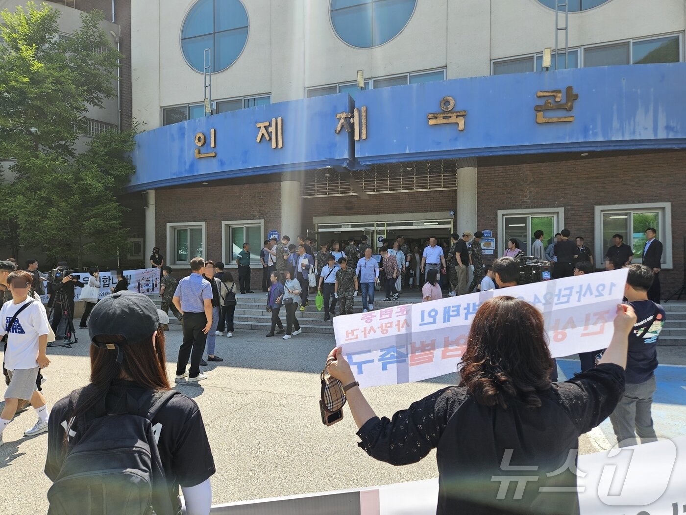 본문 이미지 - 육군 12사단에서 군기훈련을 받다 쓰러져 숨진 훈련병 동료들의 수료식이 19일 오전 강원 인제군 인제읍 남북리 인제체육관에서 열렸다. 한시간 가량 진행된 수료식이 끝난 뒤 참석자들과 병사들이 외출을 위해 이동하고 있다.2024.6.19  ⓒ News1 한귀섭 기자