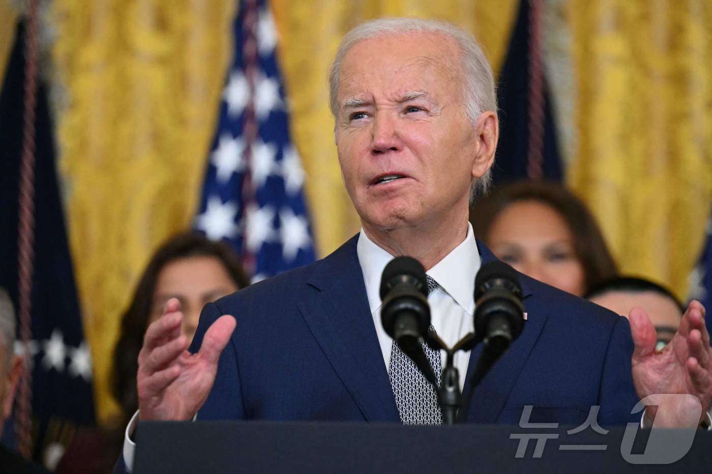 본문 이미지 - 조 바이든 미국 대통령이 지난 18일&#40;현지시간&#41; 워싱턴 백악관에서 열린 &#39;불법체류 청년 추방 유예&#39;&#40;DACA&#41; 제도 12주년 기념 행사서 도널드 트럼프 전 대통령의 반 이민 정책을 비판하며 &#34;우리는 이민자의 나라다” 고 밝히고 있다. 2024.06.19 ⓒ AFP=뉴스1 ⓒ News1 우동명 기자