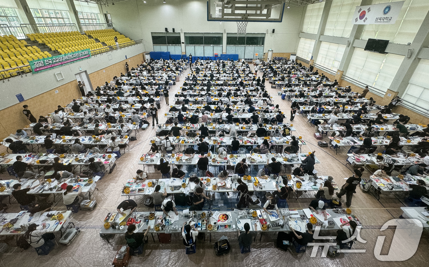 (서울=뉴스1) 유승관 기자 = 19일 서울 노원구 삼육대학교 체육관에서 열린 '2024 삼육대학교 전국 고교생 아트앤디자인 실기대회'에 참가한 학생들이 기초디자인 그림을 그리고 …