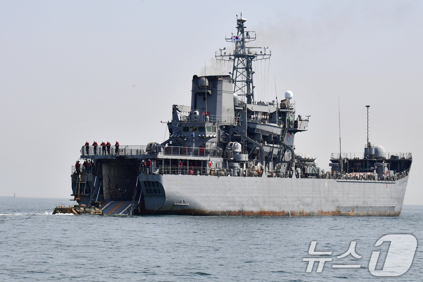 본문 이미지 - 19일 해병대 1사단이 경북 포항시 남구 도구 해안에서  KAAV한국형상륙돌격장갑차 재탑제 훈련이 실시되고 있다. 이번 훈련은 유사시 해군 상륙지원함인 비로봉함(LST-682)을 이용, 신속한 작전지역으로 이동하기 위한 훈련이다. 2024.6.19/뉴스1 ⓒ News1 최창호 기자