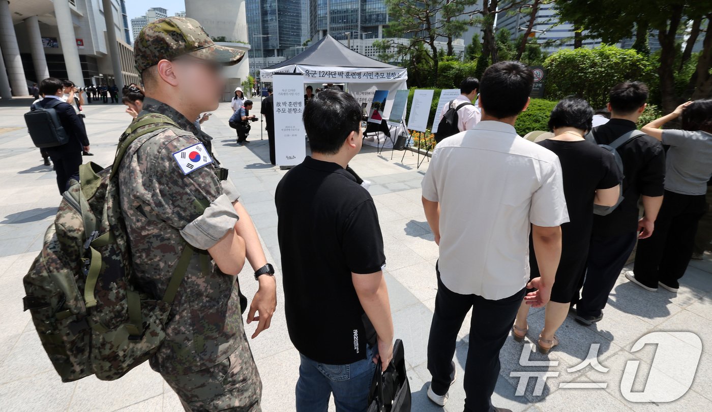 19일 오전 서울 용산역광장에 지난달 육군 신병교육대에서 군기훈련&#40;얼차려&#41;을 받다 숨진 훈련병을 기리기 위해 마련된 12사단 훈련병 시민 추모 분향소에서 휴가 나온 한 군 장병을 비롯한 시민들이 헌화하기 위해 줄지어 서 있다. 2024.6.19/뉴스1 ⓒ News1 이동해 기자