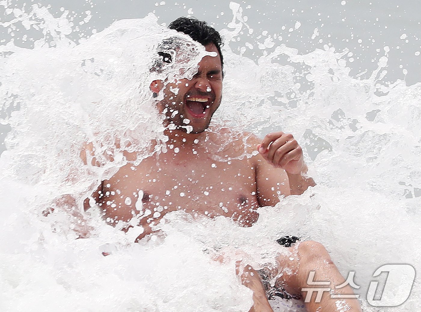 본문 이미지 - 부산지역에 이틀째 폭염주의보가 발효 중인 19일 부산 해운대해수욕장을 찾은 외국인 관광객들이 물놀이를 하며 더위를 식히고 있다. 2024.6.19/뉴스1 ⓒ News1 윤일지 기자