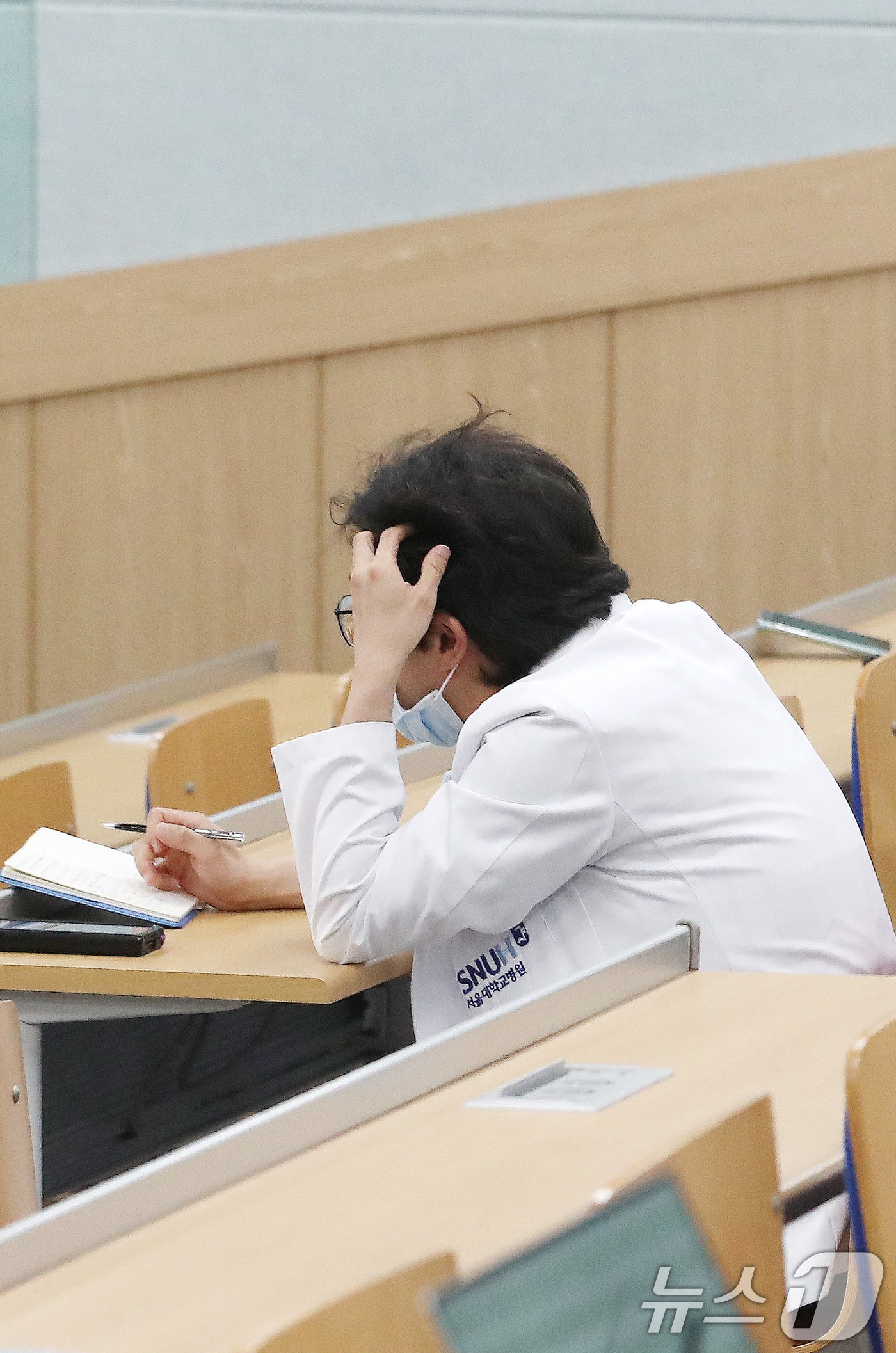 본문 이미지 - 19일 오후 서울 종로구 서울대학교 의학대학 융합관 박희택홀에서 서울대의대-서울대병원 교수협의회 비상대책위원회 주최로 열린 '한국 의료제도 속 비급여 실손보험' 심포지엄에서 서울대학교 병원 의료진이 강연을 경청하고 있다. 2024.6.19/뉴스1 ⓒ News1 임세영 기자
