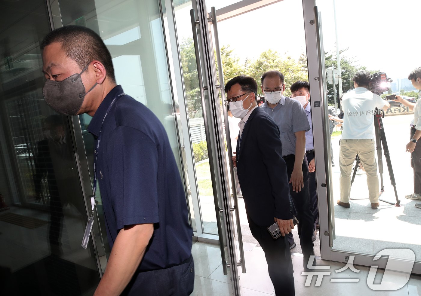 본문 이미지 - 의료계 총파업(집단 휴진) 관련 현장조사에 나선 공정거래위원회 조사관들이 19일 오후 점심 식사 후 조사를 재개하기 위해 서울 용산구 대한의사협회 사무실로 들어서고 있다.  2024.6.19/뉴스1 ⓒ News1 오대일 기자