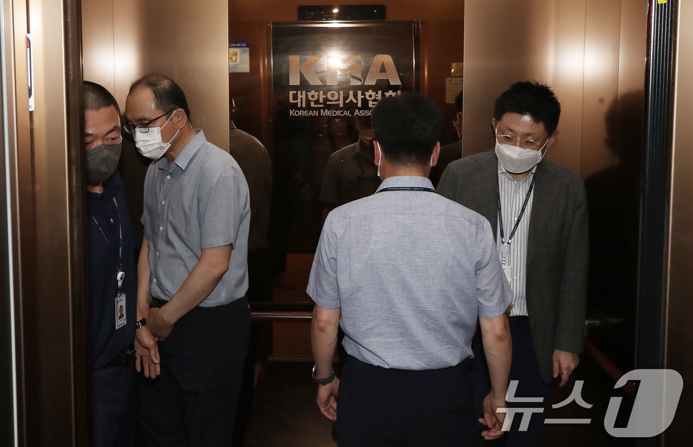 본문 이미지 - 의료계 총파업(집단 휴진) 관련 현장조사에 나선 공정거래위원회 조사관들이 19일 오후 점심 식사 후 조사를 재개하기 위해 서울 용산구 대한의사협회 사무실로 들어서고 있다.  2024.6.19/뉴스1 ⓒ News1 오대일 기자