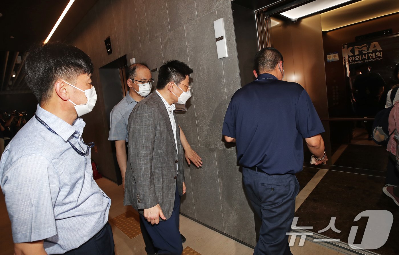 본문 이미지 - 의료계 총파업(집단 휴진) 관련 현장조사에 나선 공정거래위원회 조사관들이 19일 오후 점심 식사 후 조사를 재개하기 위해 서울 용산구 대한의사협회 사무실로 들어서고 있다.  2024.6.19/뉴스1 ⓒ News1 오대일 기자