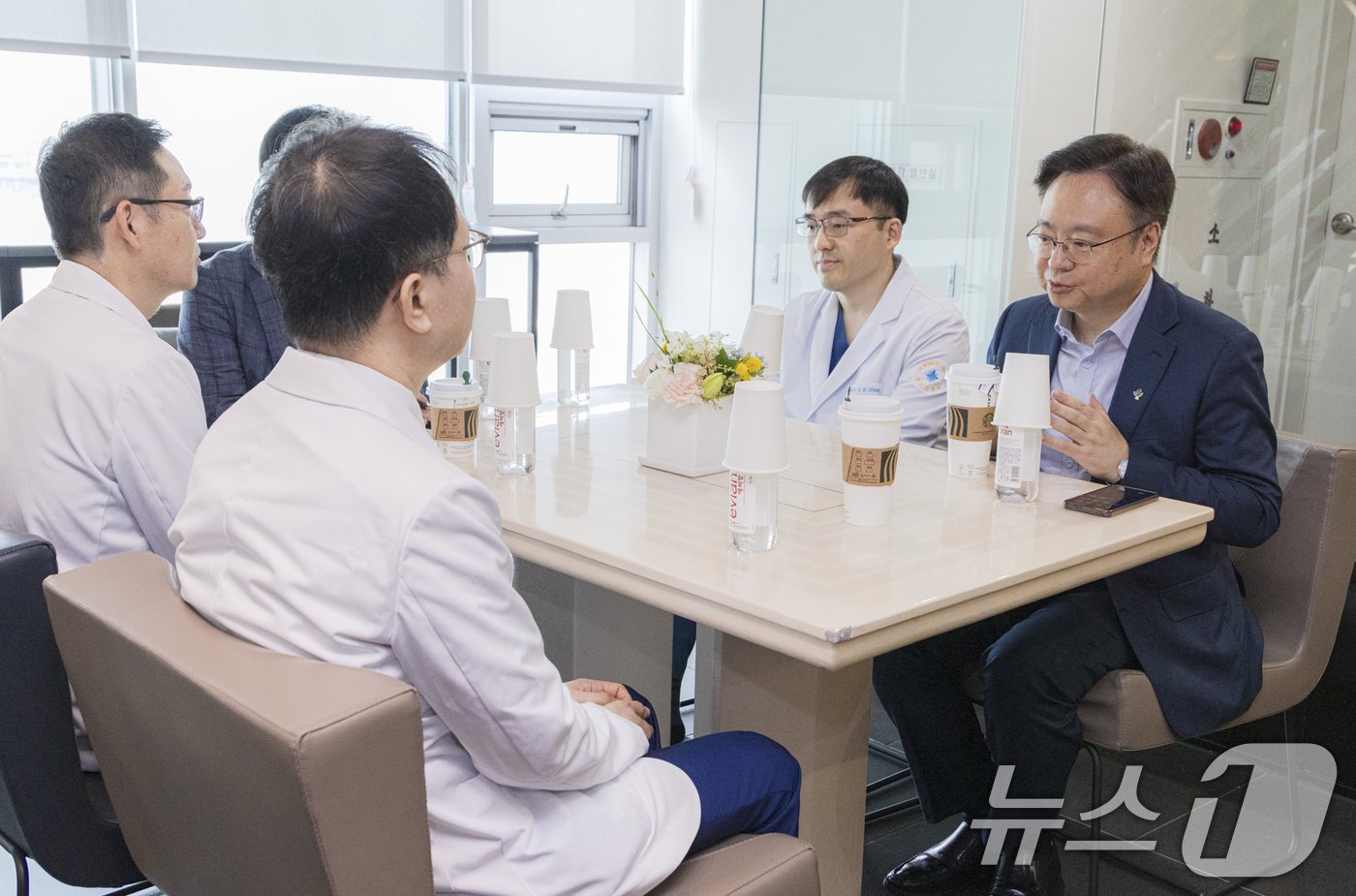 본문 이미지 - 조규홍 보건복지부 장관(오른쪽 첫 번째)이 19일 서울 동대문구 린여성병원을 방문, 분만 등 필수의료 분야를 담당하는 현장 의료진의 의견을 청취하고 있다. (보건복지부 제공) 2024.6.19/뉴스1