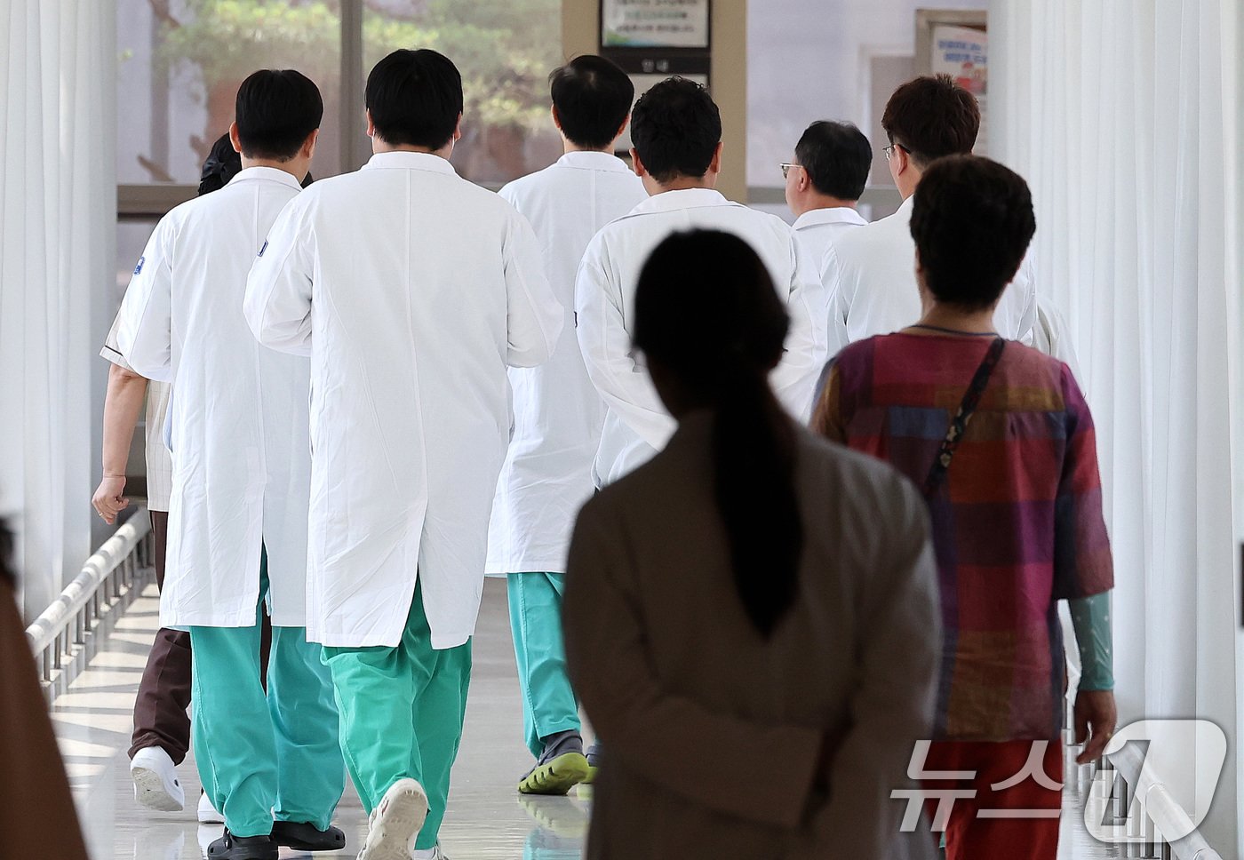  19일 서울의 한 대학병원에서 의료진이 이동하고 있다. 2024.6.19/뉴스1 ⓒ News1 박지혜 기자