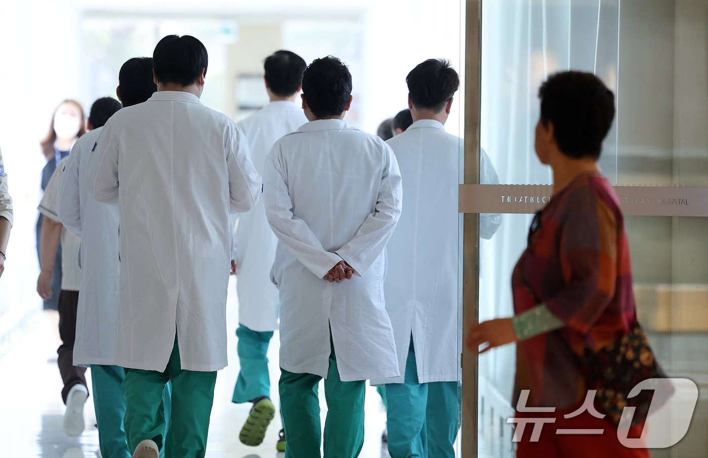 본문 이미지 - 이른바 '빅5' 병원으로 무기한 휴진 움직임이 확산하면서 의료 공백 우려가 커지고 있다. 19일 서울의 한 대학병원에서 의료진이 이동하고 있다. 2024.6.19/뉴스1 ⓒ News1 박지혜 기자
