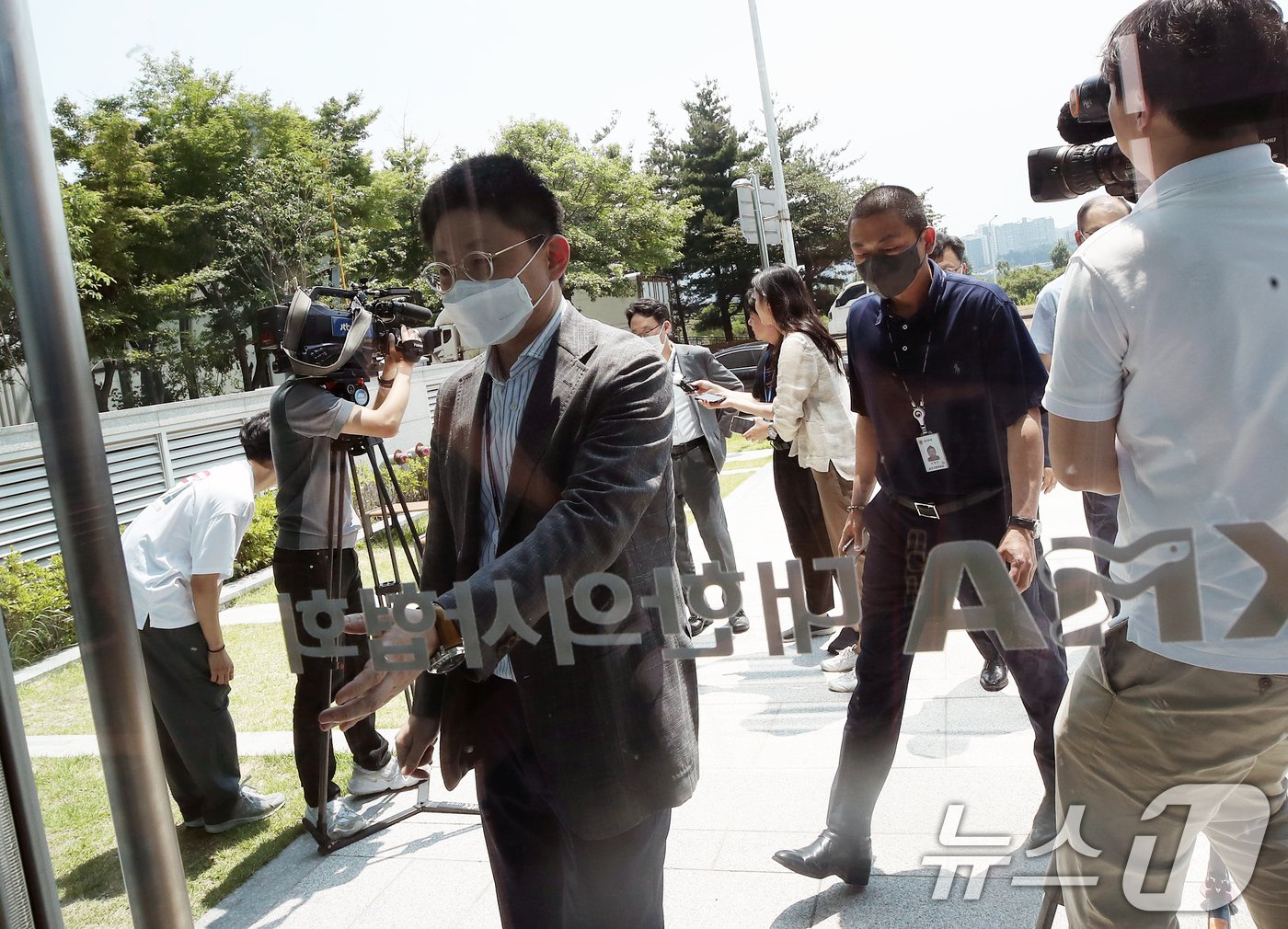 본문 이미지 - 의료계 총파업(집단 휴진) 관련 현장조사에 나선 공정거래위원회 조사관들이 19일 오후 점심 식사 후 조사를 재개하기 위해 서울 용산구 대한의사협회 사무실로 들어서고 있다. 공정위는 이날 현장조사에서 의협이 소속 개원의 등을 상대로 집단 휴진을 강요했다는 의혹과 관련한 자료 등을 살펴볼 계획이다. 2024.6.19/뉴스1 ⓒ News1 오대일 기자