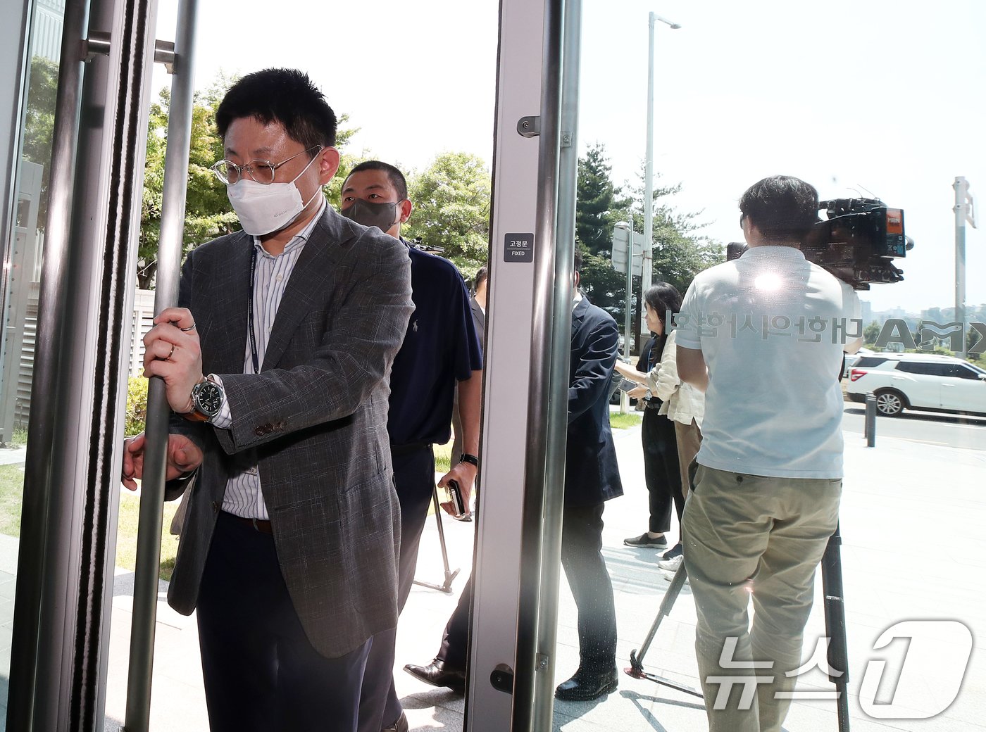 본문 이미지 - 의료계 총파업(집단 휴진) 관련 현장조사에 나선 공정거래위원회 조사관들이 19일 오후 점심 식사 후 조사를 재개하기 위해 서울 용산구 대한의사협회 사무실로 들어서고 있다. 공정위는 이날 현장조사에서 의협이 소속 개원의 등을 상대로 집단 휴진을 강요했다는 의혹과 관련한 자료 등을 살펴볼 계획이다. 2024.6.19/뉴스1 ⓒ News1 오대일 기자