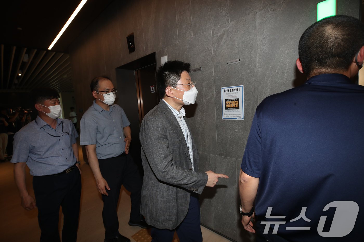 본문 이미지 - 의료계 총파업(집단 휴진) 관련 현장조사에 나선 공정거래위원회 조사관들이 19일 오후 점심 식사 후 조사를 재개하기 위해 서울 용산구 대한의사협회 사무실로 들어서고 있다.  2024.6.19/뉴스1 ⓒ News1 오대일 기자