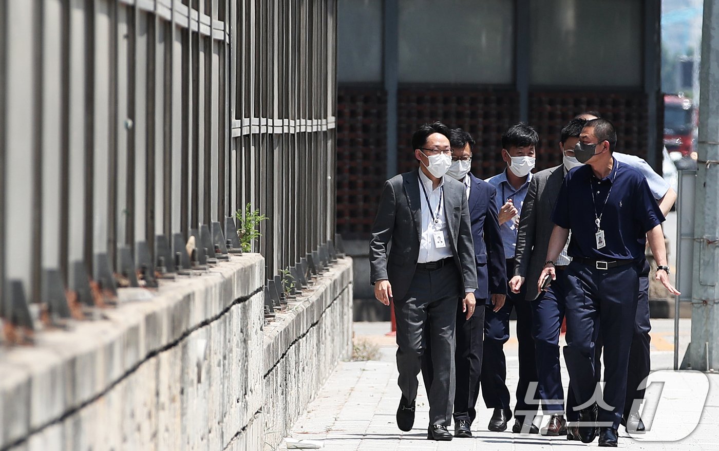 의료계 총파업&#40;집단 휴진&#41; 관련 현장조사에 나선 공정거래위원회 조사관들이 19일 오후 점심 식사 후 조사를 재개하기 위해 서울 용산구 대한의사협회 사무실로 들어서고 있다.  2024.6.19/뉴스1 ⓒ News1 오대일 기자