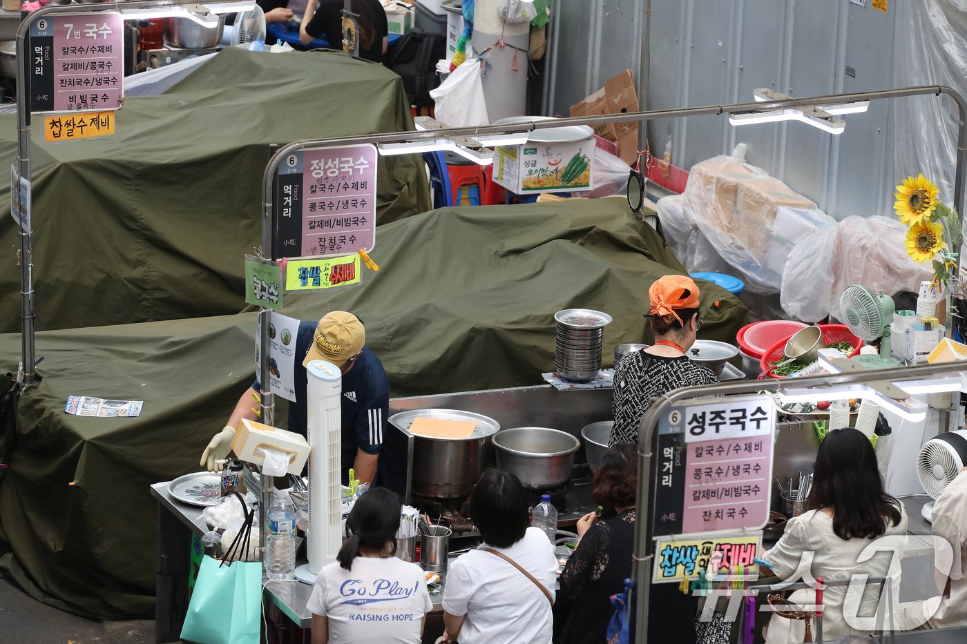 불볕더위가 기승을 부리며 전국 대부분 지역에 폭염특보가 발효된 19일 대구 중구 서문시장 국수골목에 일부 점포가 무더위를 피해 휴업에 들어가 덮개가 씌워져 있다. 2024.6.19/뉴스1 ⓒ News1 공정식 기자