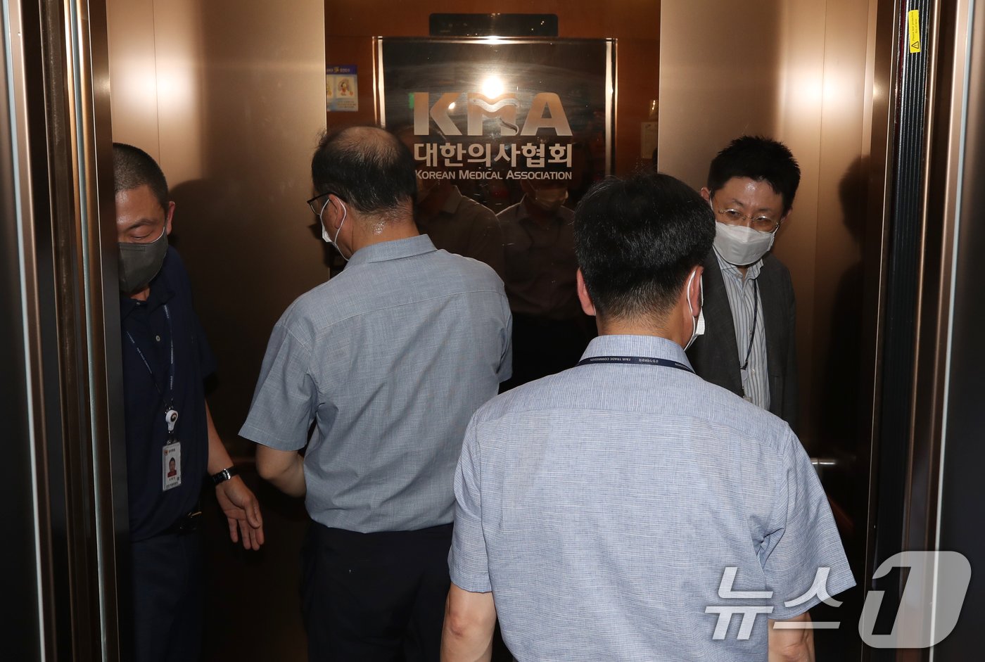 본문 이미지 - 의료계 총파업(집단 휴진) 관련 현장조사에 나선 공정거래위원회 조사관들이 19일 오후 점심 식사 후 조사를 재개하기 위해 서울 용산구 대한의사협회 사무실로 들어서고 있다. 공정위는 이날 현장조사에서 의협이 소속 개원의 등을 상대로 집단 휴진을 강요했다는 의혹과 관련한 자료 등을 살펴볼 계획이다. 2024.6.19/뉴스1 ⓒ News1 오대일 기자