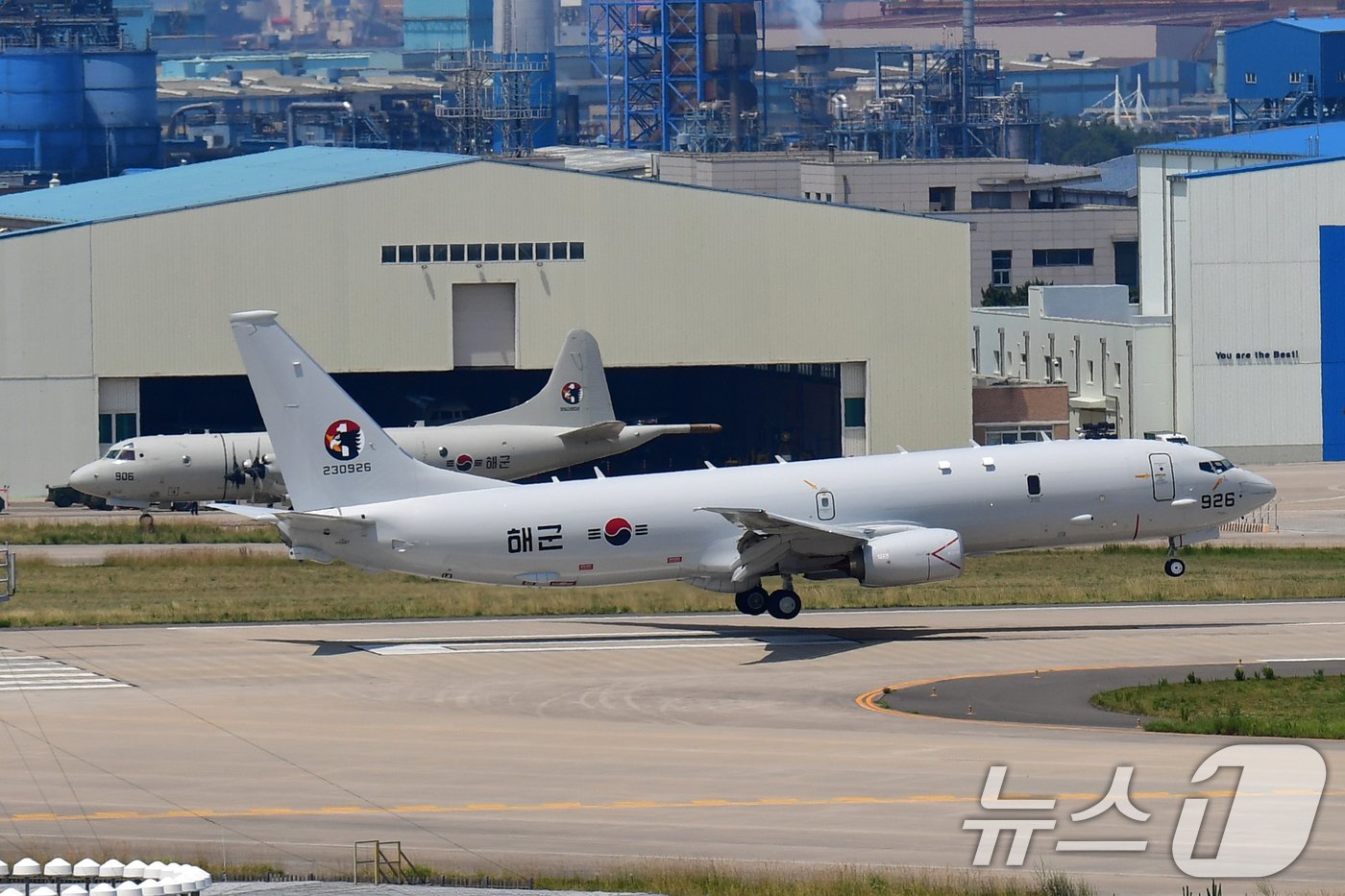 19일 오후 세계 최고 잠수함 킬러로 불리는 최신예 해상초계기-Ⅱ &#39;P-8A 포세이돈&#39; 3대가 경북 포항 해군항공사령부 활주로에 차례로 착륙하고 있다. 2024.6.19/뉴스1 ⓒ News1 최창호 기자