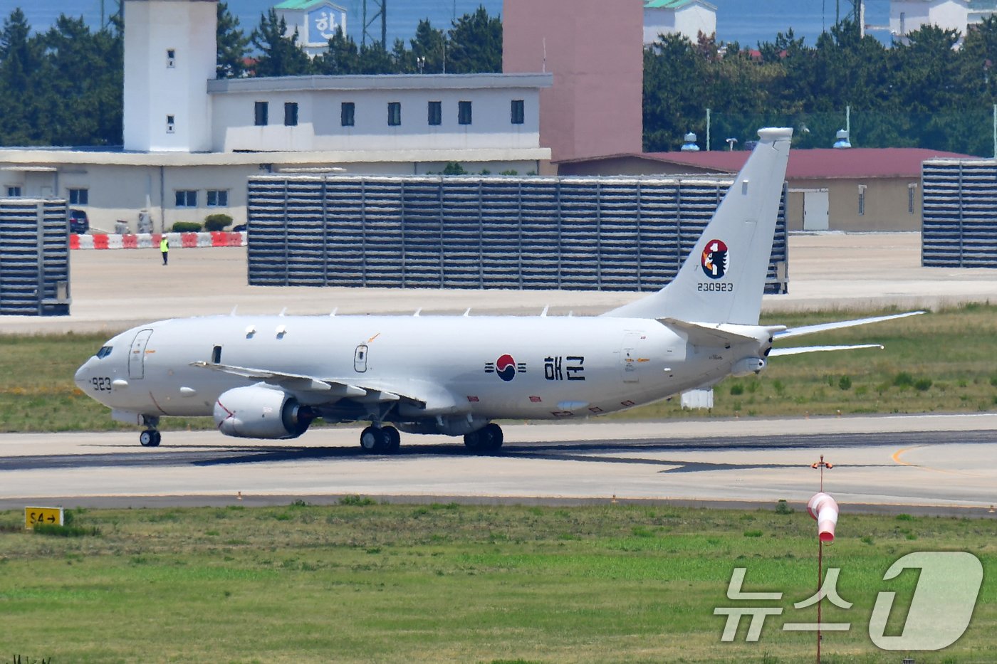 본문 이미지 - 19일 오후 세계 최고 잠수함 킬러로 불리는 최신예 해상초계기-Ⅱ 'P-8A 포세이돈' 3대가 경북 포항 해군항공사령부 활주로에 차례로 착륙하고 있다. 2024.6.19/뉴스1 ⓒ News1 최창호 기자