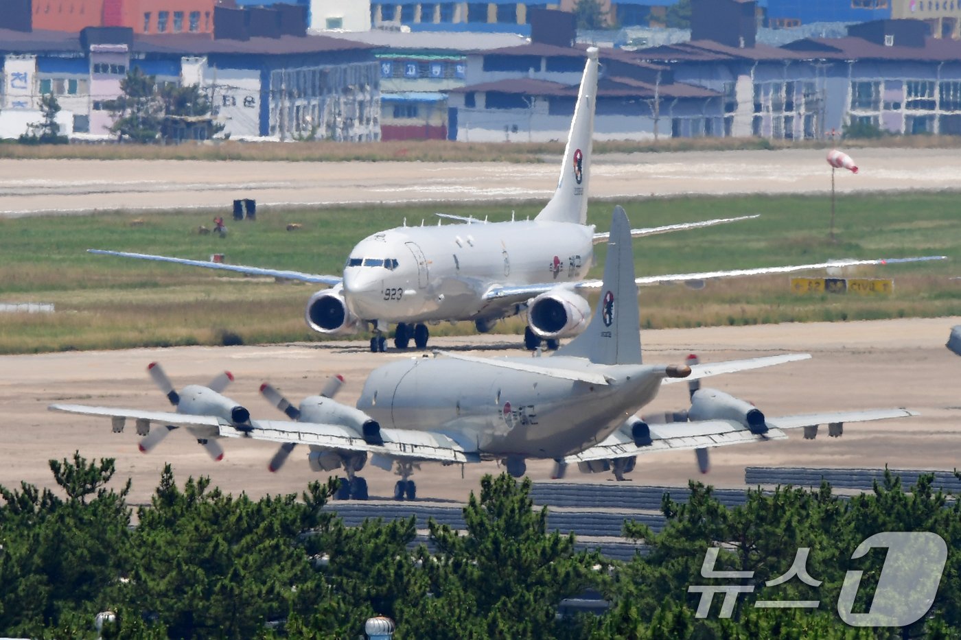 19일 오후 세계 최고 잠수함 킬러로 불리는 최신예 해상초계기-Ⅱ &#39;P-8A 포세이돈&#39; 3대가 경북 포항 해군항공사령부 활주로에 차례로 착륙하고 있다. 2024.6.19/뉴스1 ⓒ News1 최창호 기자