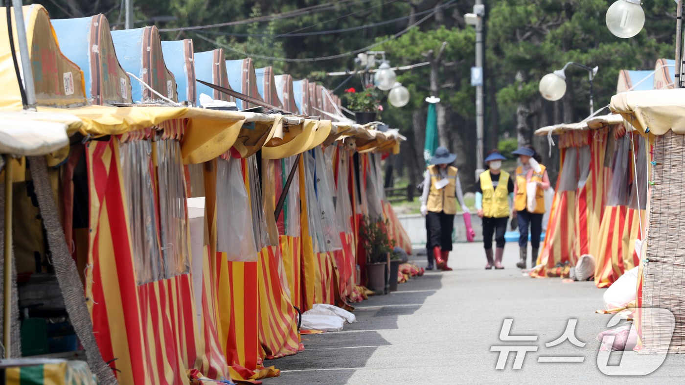 (부산=뉴스1) 윤일지 기자 = 부산 관광객에게 낭만을 선물했던 해운대 해수욕장 바다마을 포장마차촌이 추억속으로 사라진다.19일 해운대구에 따르면 구와 포장마차촌 상인들은 지속적인 …