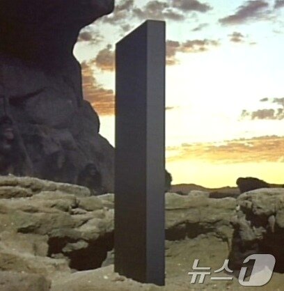 본문 이미지 - 영화 2001 스페이스 오디세이 등장하는 검은 비석 모노리스 