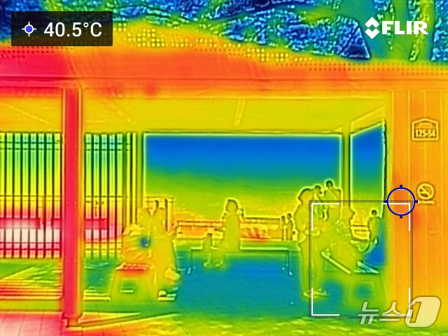 (서울=뉴스1) 구윤성 기자 = 서울의 최고기온이 35도까지 오르며 올여름 첫 폭염주의보가 내려진 19일 오후 서울 남산 그늘 쉼터에서 시민들이 휴식을 취하고 있다.온도가 높을수록 …