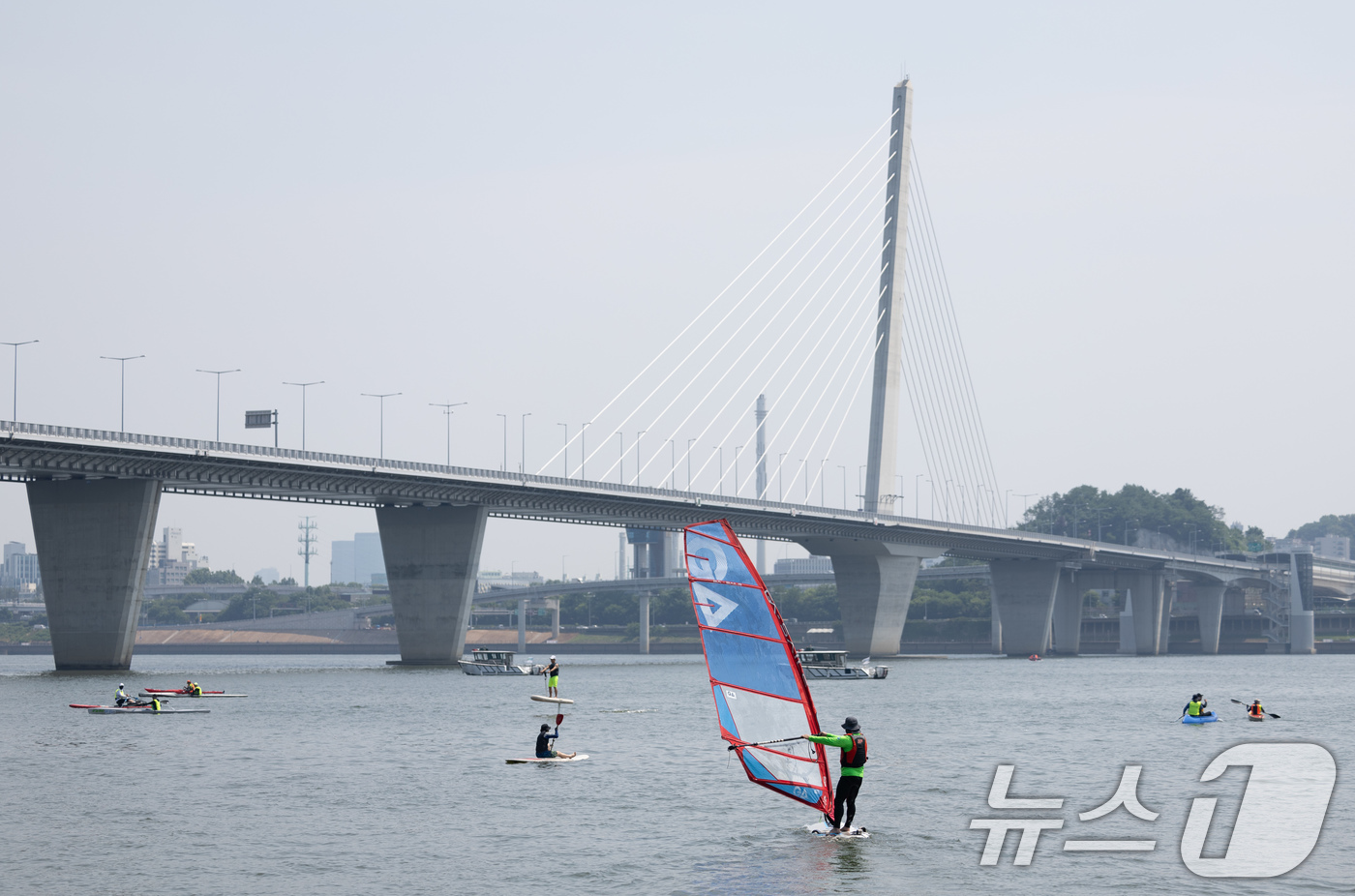 (서울=뉴스1) 이재명 기자 = 19일 오후 서울 마포구 난지한강공원 내 수상레포츠센터에서 열린 개관식에서 관계자들이 수상레포츠를 시연하고 있다.서울수상레포츠센터에서는 요트, 윈드 …