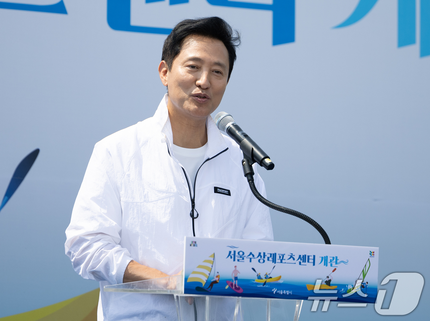 (서울=뉴스1) 이재명 기자 = 오세훈 서울시장이 19일 오후 서울 마포구 난지한강공원 내 수상레포츠센터에서 열린 개관식에서 축사를 하고 있다.서울수상레포츠센터에서는 요트, 윈드서 …
