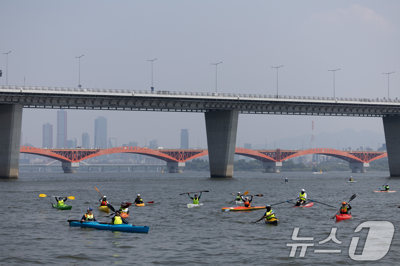 (서울=뉴스1) 이재명 기자 = 19일 오후 서울 마포구 난지한강공원 내 수상레포츠센터에서 열린 개관식에서 관계자들이 수상레포츠를 시연하고 있다.서울수상레포츠센터에서는 요트, 윈드 …