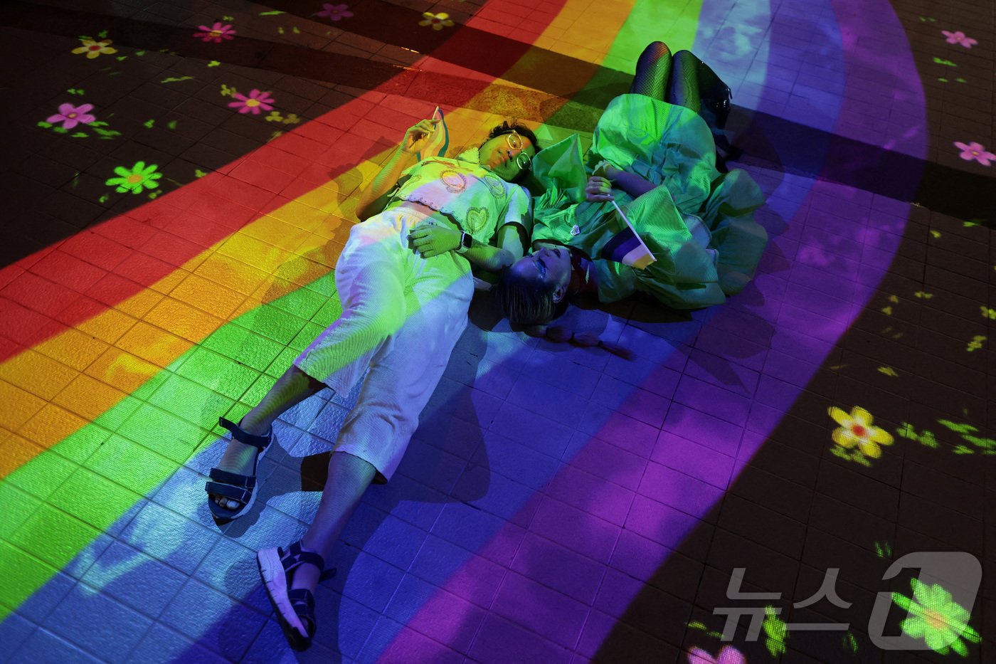 본문 이미지 - 성소수자 단체 회원들이 18일(현지시간) 동성 결혼 합법화를 골자로 하는 '결혼 평등법' 통과를 축하하고 있다. 태국은 대만, 네팔에 이어 동성 결혼을 합법화한 세 번째 아시아 국가가 되었다. 2024.06.18. ⓒ 로이터=뉴스1 ⓒ News1 김민재 기자