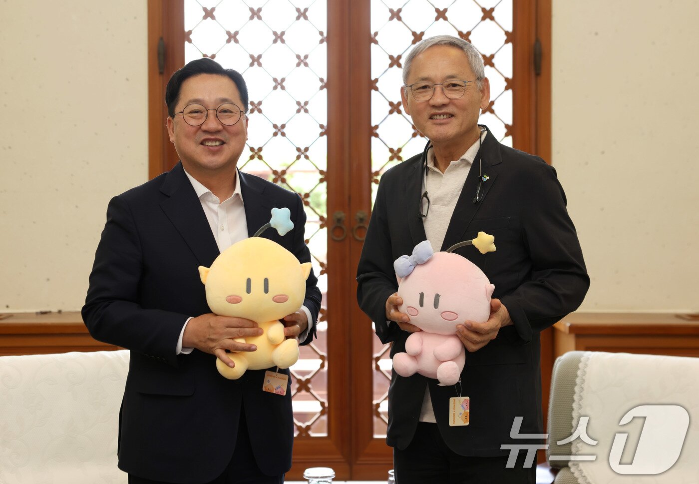 본문 이미지 - 유인촌 문화체육관광부 장관과 이장우 대전시장이 19일 대전 중구 옛 충남도청사에서 면담 후 1993 대전 엑스포 공식 마스코트인 꿈돌이와 꿈순이 인형을 들고 기념촬영을 하고 있다. &#40;문화체육관광부 제공&#41; 2024.6.19/뉴스1