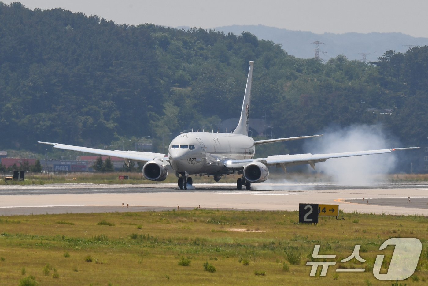 최신예 해상초계기-Ⅱ &#39;P-8A 포세이돈&#39;이 19일 포항 해군항공사령부 활주로에 착륙하고 있다&#40;해군 제공&#41; 2024.6.19/뉴스1