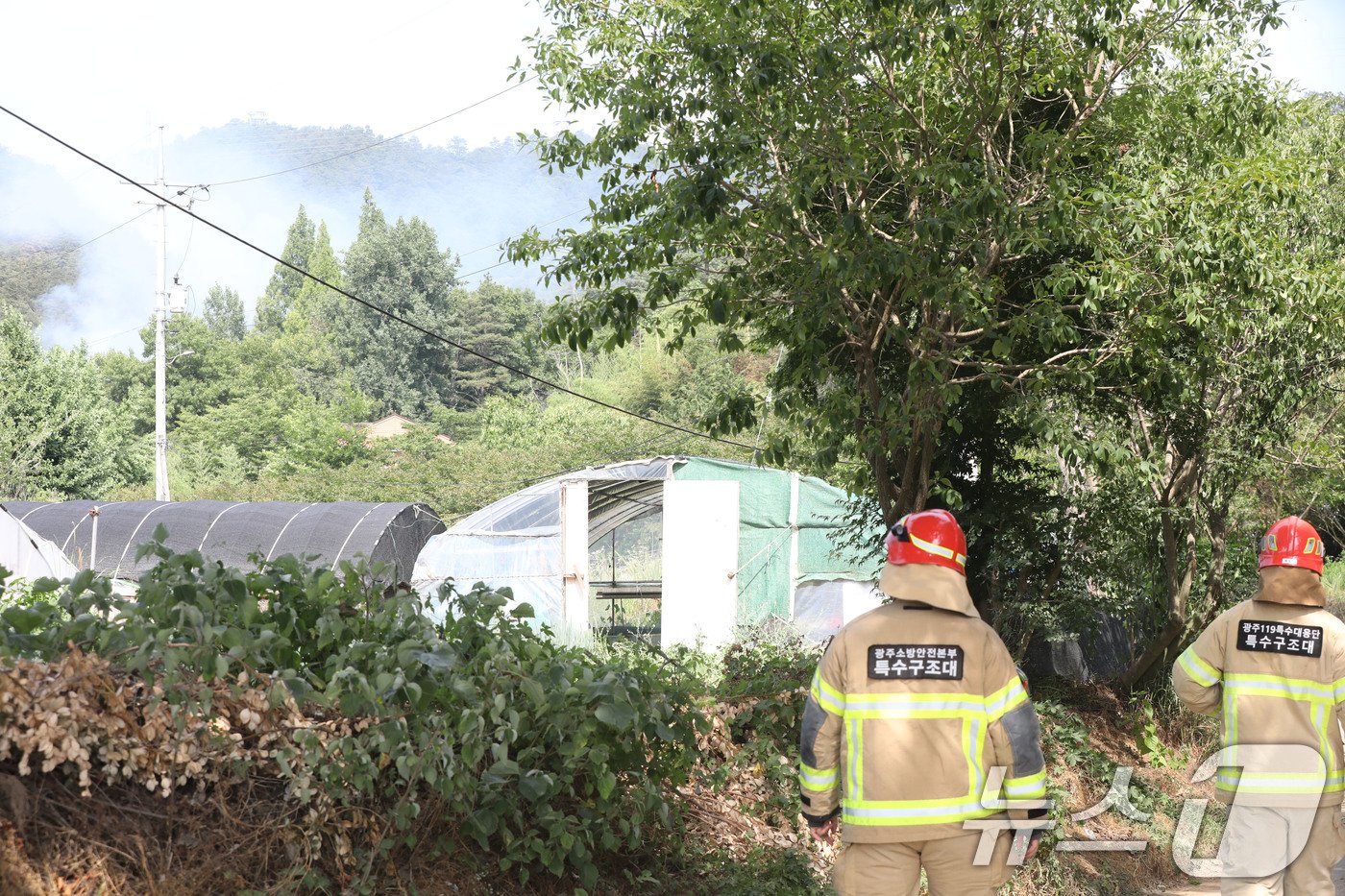 광주 낮 기온이 37도까지 올라간 19일 오후 1시쯤 광주 북구 생용동 인근 야산에서 산불이 재발화해 소방당국이 진화를 위해 이동하고 있다.2024.6.19/뉴스1 ⓒ News1 박지현 기자