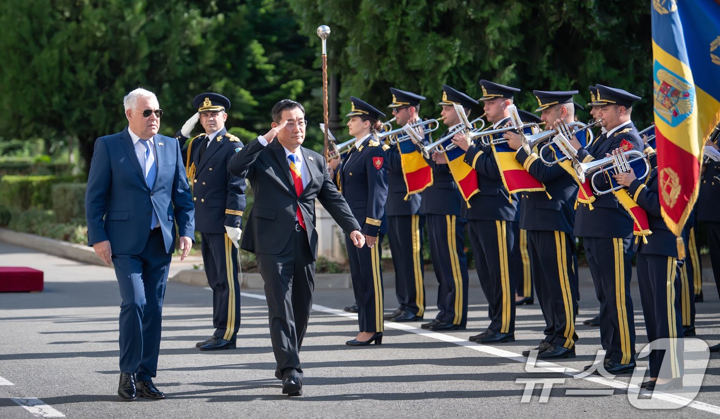 본문 이미지 - 신원식 국방부 장관과 안젤 틀버르 루마니아 국방장관이 19일(현지시간) 루마니아 국방부에서 군을 사열하고 있다. (국방부 제공) 2024.6.19/뉴스1