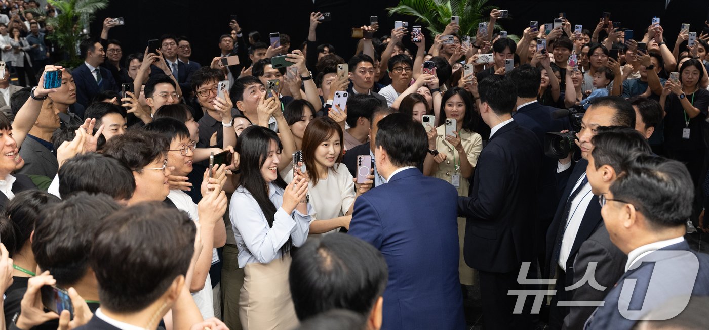 윤석열 대통령이 19일 경기도 성남시 HD현대 글로벌R&D센터에서 열린 2024년 저출산고령사회위원회 회의 뒤 HD현대 직원들과 인사하고 있다. &#40;대통령실 제공&#41; 2024.6.19/뉴스1 ⓒ News1 송원영 기자