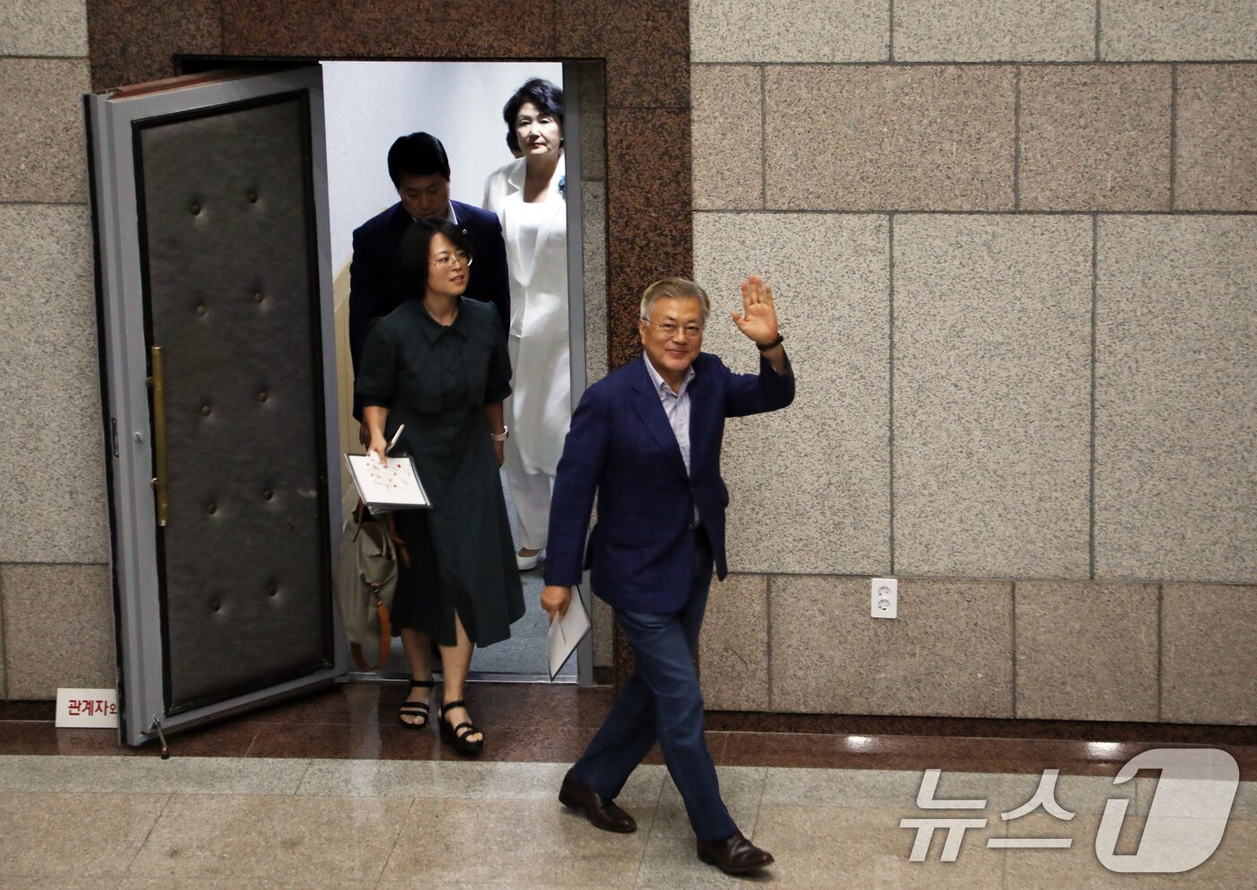 본문 이미지 - 문재인 전 대통령이 19일 광주예술의전당 대극장에서 열린 피아니스트 임윤찬의 공연을 보기 위해 공연장으로 들어가고 있다. 2024.6.19/뉴스1 ⓒ News1 이수민 기자