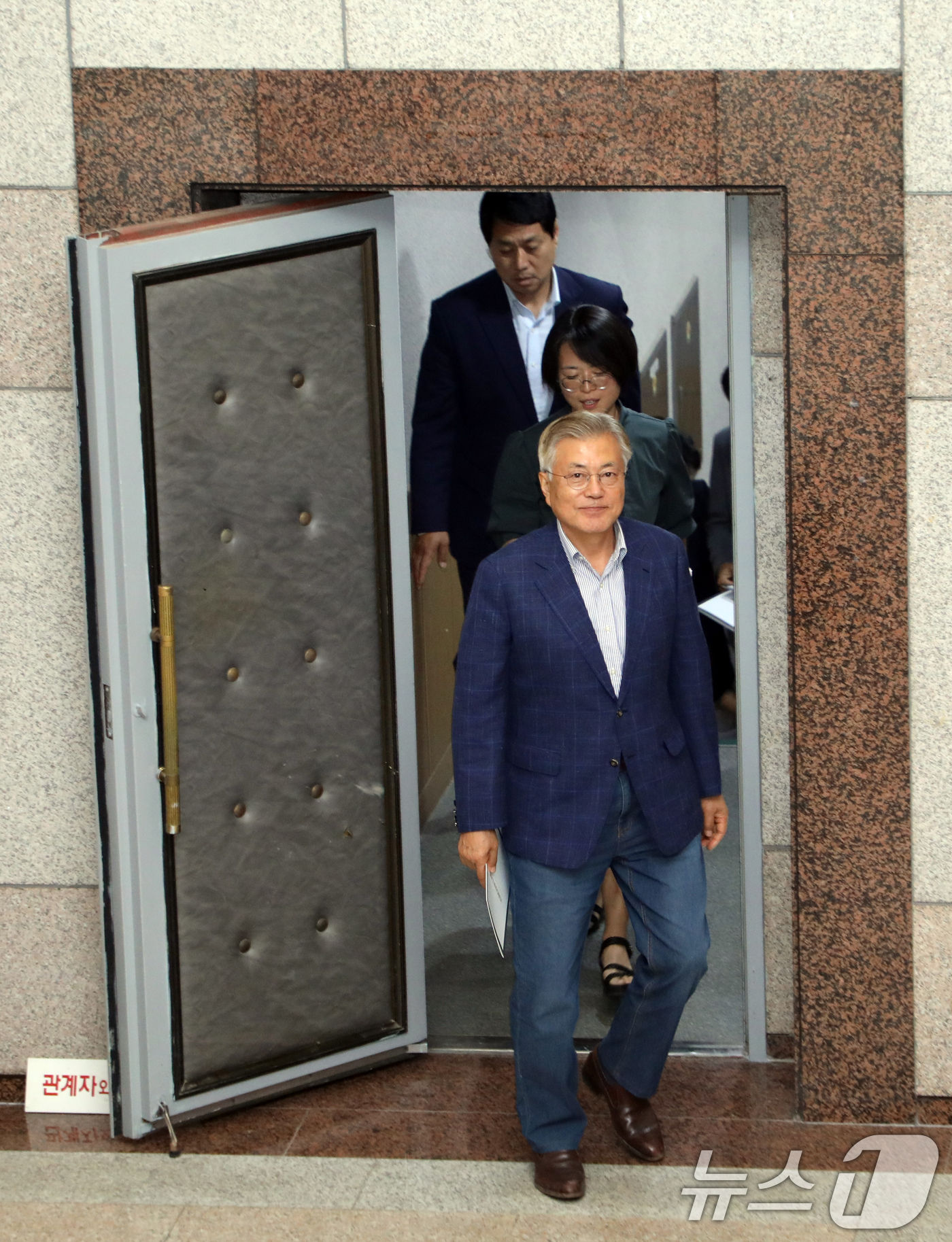 (광주=뉴스1) 이수민 기자 = 문재인 전 대통령이 19일 광주예술의전당 대극장에서 열린 피아니스트 임윤찬의 공연을 보기 위해 공연장으로 들어가고 있다. 2024.6.19/뉴스1