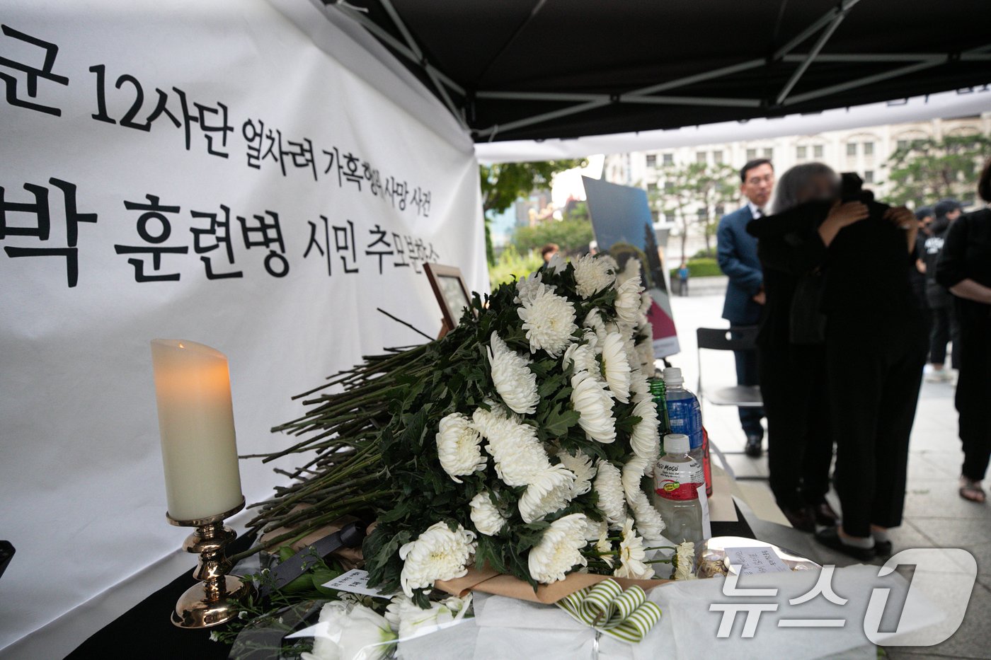 19일 오후 서울 용산구 용산역광장에 마련된 지난달 육군 신병교육대에서 군기훈련&#40;얼차려&#41;을 받다 숨진 훈련병의 시민 추모 분향소에서 고인의 부모가 추모를 마친 시민을 안아주고 있다. 2024.6.19/뉴스1 ⓒ News1 이승배 기자